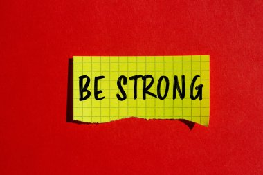 Yırtılan kağıdın arkasına güçlü bir mesaj yaz. Kavramsal Güçlü Ol sembolü. Boşluğu kopyala.