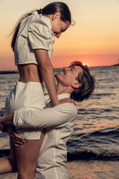 若いヘルシーな美しいカップルの写真 男の子と女の子 日付ビーチで 男性と女性の恋人は お互いを見て晴れた日に海の近くで踊ります — ストック写真