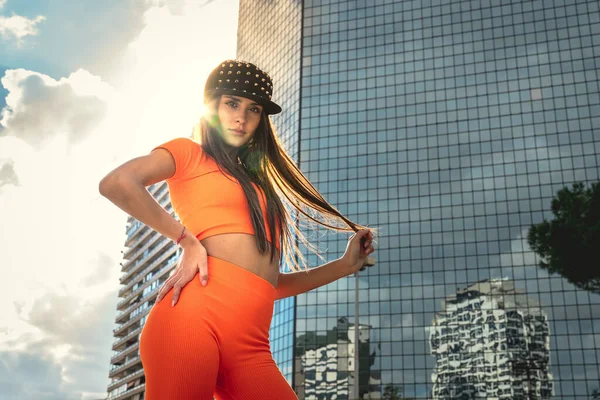 Fotoshooting Einer Stylischen Kaukasischen Hip Hop Tänzerin Die Stehen Orangefarbenen — Stockfoto
