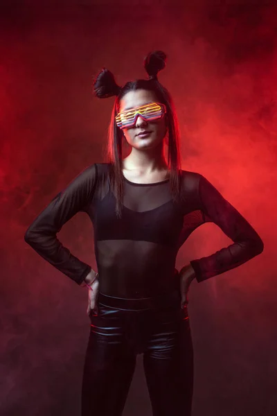 Ritratto Bella Donna Modello Cyber Posa Indossando Occhiali Led Sulla — Foto Stock