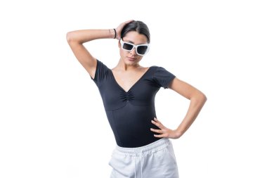 Komik beyaz güneş gözlüğü takan esmer model bir kadının stüdyo portresi.
