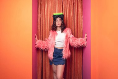 Çekici beyaz kadının fütüristik vizörlerle poz verip sarı arka planda durarak eğlendiği teknolojik fotoğraf çekimi.