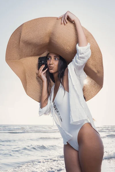 Servizio Fotografico Una Bella Giovane Donna Posa Con Cappello Enorme — Foto Stock