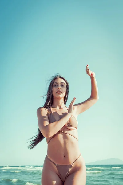 Photo Shoot Beautiful Young Woman Posing Wearing Sea Costume Sand — Stock Photo, Image