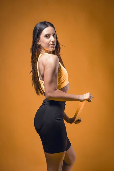 Jovem Esportivo Atraente Mulher Atleta Caucasiana Posando Top Tanque Amarelo — Fotografia de Stock