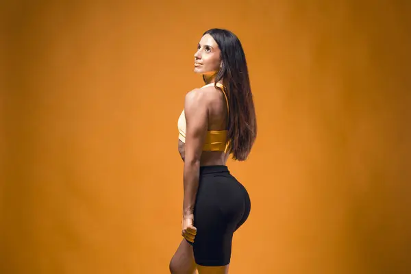 Jonge Sportieve Aantrekkelijke Blanke Atleet Vrouw Poseren Gele Tank Top — Stockfoto