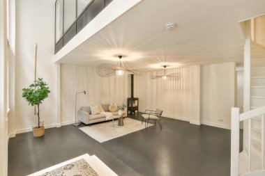 Rahat kanepesi ve düz ahşap masası olan çağdaş oturma odasının içinde.