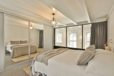Güzel tasarlanmış lüks bir yatak odası.