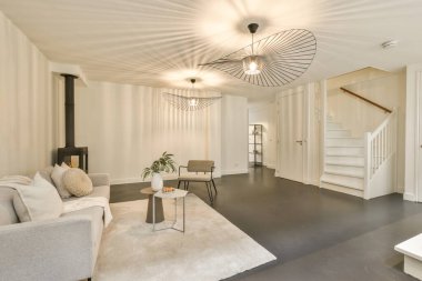 Rahat kanepesi ve düz ahşap masası olan çağdaş oturma odasının içinde.