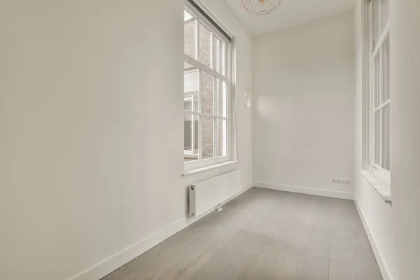 Kunststofffenster Und Heizkörper Weißer Wand Leeren Lichtraum Hause — Stockfoto
