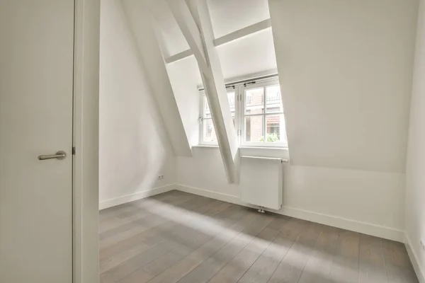 Interieur Der Leeren Mansarde Moderne Wohnung Mit Geometrischem Design Mit — Stockfoto