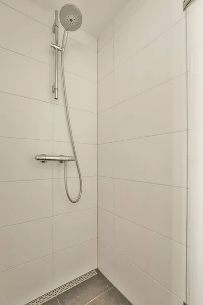 シャワータップと壁の間のガラスパーティションは 自宅で現代のトイレでシンクを掛け — ストック写真