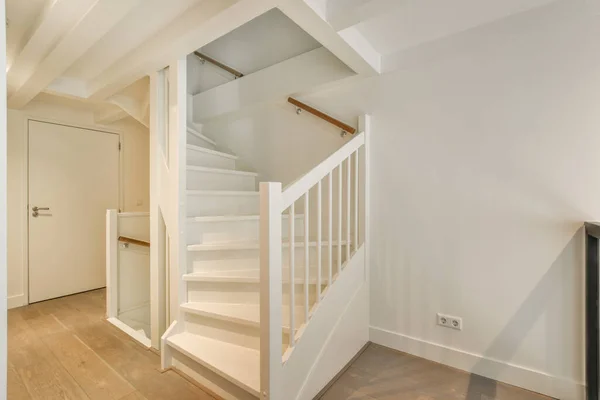 Von Oben Eine Schmale Wendeltreppe Mit Weißen Treppen Und Geländer — Stockfoto