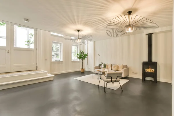 Interieur Eines Modernen Wohnzimmers Mit Bequemem Sofa Und Holztisch Der — Stockfoto