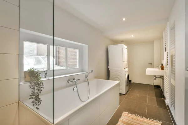Stilvolles Interieur Von Kleinen Badezimmern Mit Weißen Wänden Und Regalen — Stockfoto