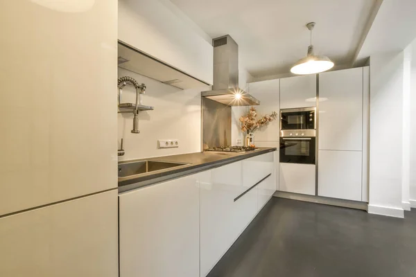 Modernes Minimalistisches Interieur Der Einzimmerwohnung Mit Offener Weißer Küche Und — Stockfoto