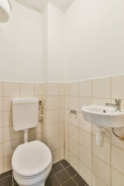 Eski püskü beton duvarlara ve evdeki tavana hortum ve musluk ile duş odasının içinde.