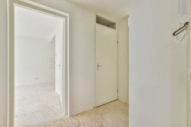 Evdeki boş ışık odasında, beyaz duvardaki plastik pencere ve radyatör.