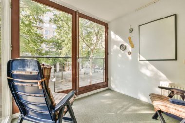 Oturma alanı ve koltuğu olan düzgün ve güçlü bir terasName