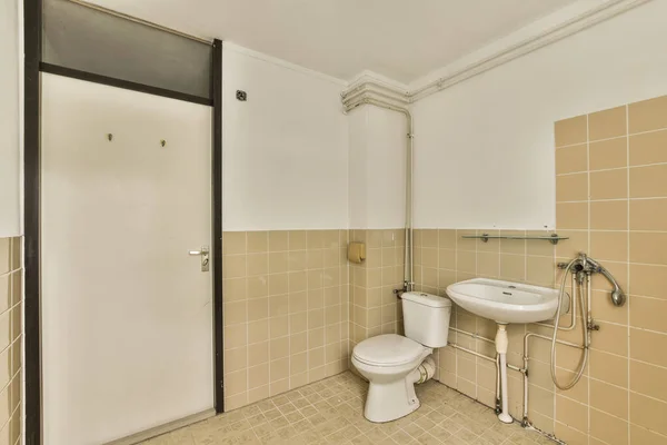 Spłuczka Toalety Znajduje Się Między Zlewem Małej Łazience Płytki — Zdjęcie stockowe