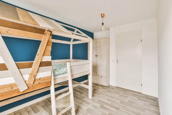 Minimalistyczny Wystrój Wnętrz Małej Sypialni Dwoma Składowanymi Łóżkami Umieszczonymi Rogu — Zdjęcie stockowe