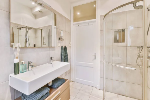 Mosogatók Tükrökkel Tiszta Káddal Közelében Található Zuhanyzó Doboz Üvegajtóval Modern — Stock Fotó