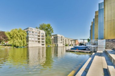 Ağaçlı, boş bir kaldırım sokağının manzaralı tuğlalı evleri.