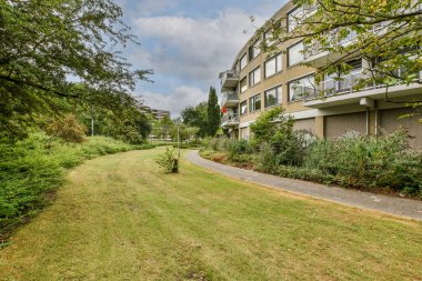 Ağaçlı, boş bir kaldırım sokağının manzaralı tuğlalı evleri.