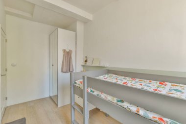 Evinde çeşitli oyuncaklarla dolu rafları ve yatağı olan modern çocuk odası.