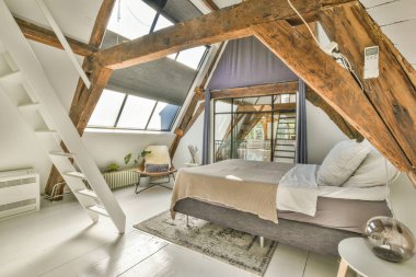 Modern minimalist tarzda pencereli mansard yatak odasının duvarına konforlu yatak