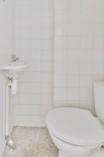 Interior Banheiro Estreito Banheiro Com Showroom Pia Parede Pendurado Banheiro — Fotografia de Stock