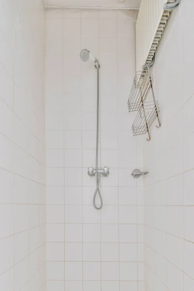 Dar Banyo Tuvaletin Içinde Sergi Salonu Lavabo Duvar Beyaz Duvarlı — Stok fotoğraf