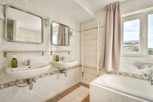 シャワータップとフラッシュトイレの間のシンクとガラスパーティションの近くにミラー付きバスルームのスタイリッシュなインテリアデザイン — ストック写真