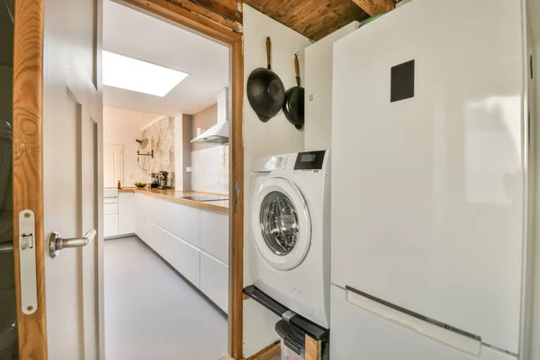 Μοντέρνο Ντουλάπι Ψυγείο Και Πλυντήριο Κοντά Πόρτες Ευρύχωρο Δωμάτιο — Φωτογραφία Αρχείου