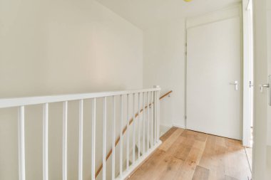 Gün ışığında merdivenleri olan dar bir koridor.