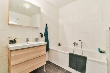 Modern apartmanda banyo ve banyo küveti olan şık bir iç tasarım.
