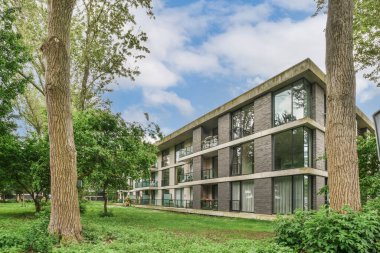 Ağaçlı, boş bir kaldırım sokağının manzaralı tuğlalı evleri.