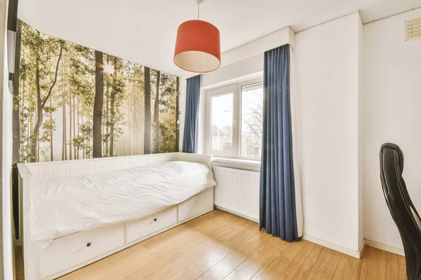 Modern Wooden Bed White Duvet Spacious Light Bedroom — Stock Fotó