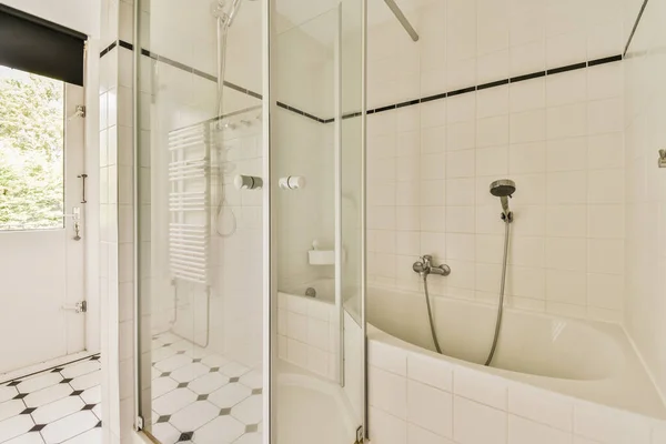 Tabique Vidrio Entre Grifo Ducha Inodoro Colgado Pared Baño Moderno — Foto de Stock