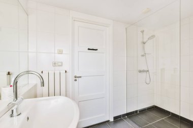 Açık banyo küveti ve duşu olan modern ev iç tasarımı. Tuvaletten bölme duvarıyla ayrılmış.
