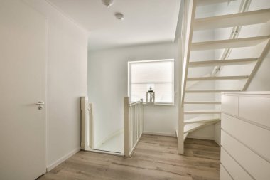 Zarif bir evde özel tasarım lüks merdivenler.