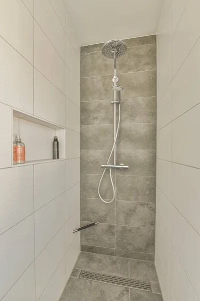 Banheiro Com Paredes Azulejos Brancos Chuveiro Aberto Perto Armário Base — Fotografia de Stock