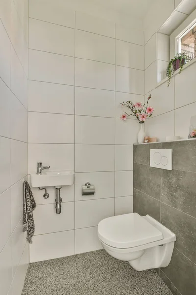 화장실에 타일로 현대식 세라믹 싱크대와 세라믹 싱크대 — 스톡 사진