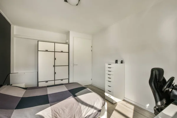 Comfortabel Bed Buurt Van Raam Lichte Slaapkamer Thuis — Stockfoto