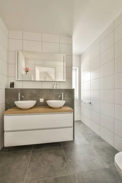 Banheiro Com Paredes Azulejos Brancos Chuveiro Aberto Perto Armário Base — Fotografia de Stock