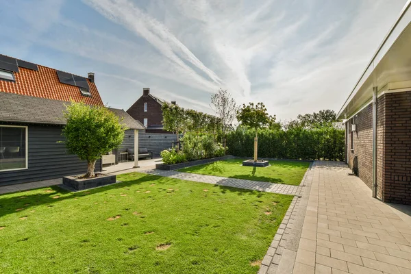 stock image View of street near building with beauty of vegetation outside