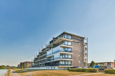 Ağaçlı, boş bir kaldırım sokağının manzaralı tuğlalı evleri.