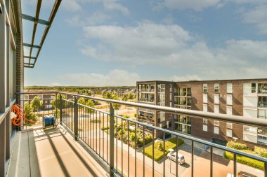 Güzel manzaralı rahat mobilyalarla balkonda oturma alanı