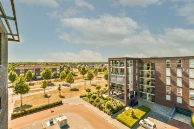 Güzel manzaralı rahat mobilyalarla balkonda oturma alanı