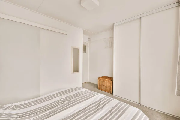 침실에 매트리스가 현대식 침대와 — 스톡 사진